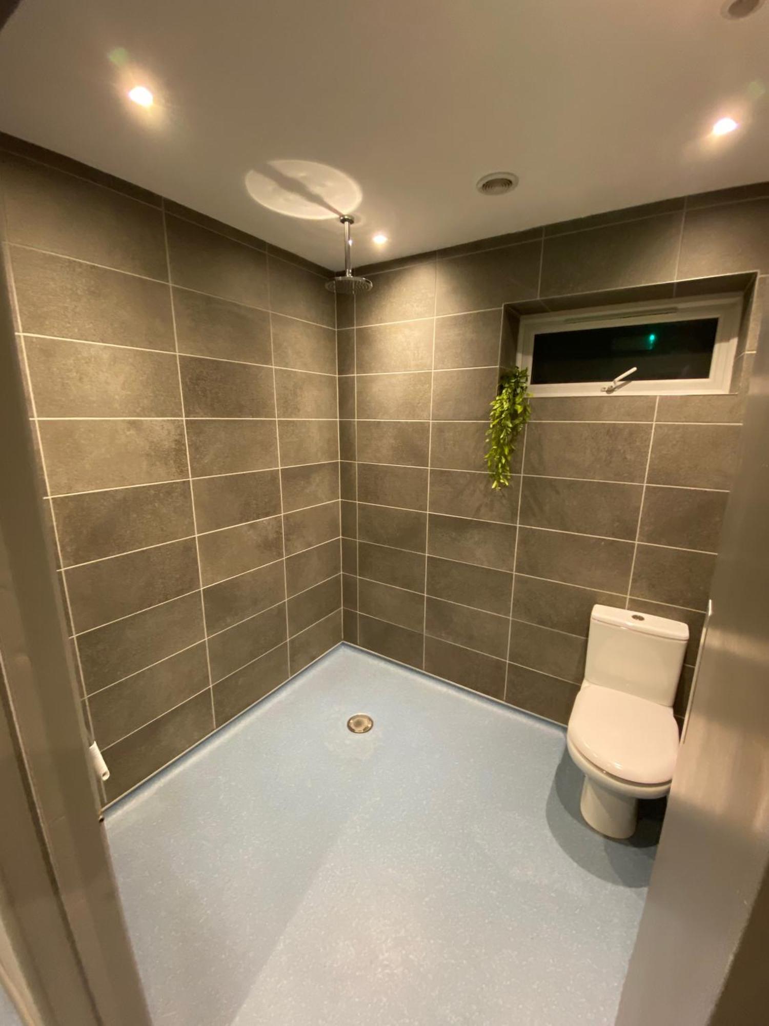 Unique Sheperds Hut Private Hot Tub, Ensuite & Kitchenette Clodock Ngoại thất bức ảnh