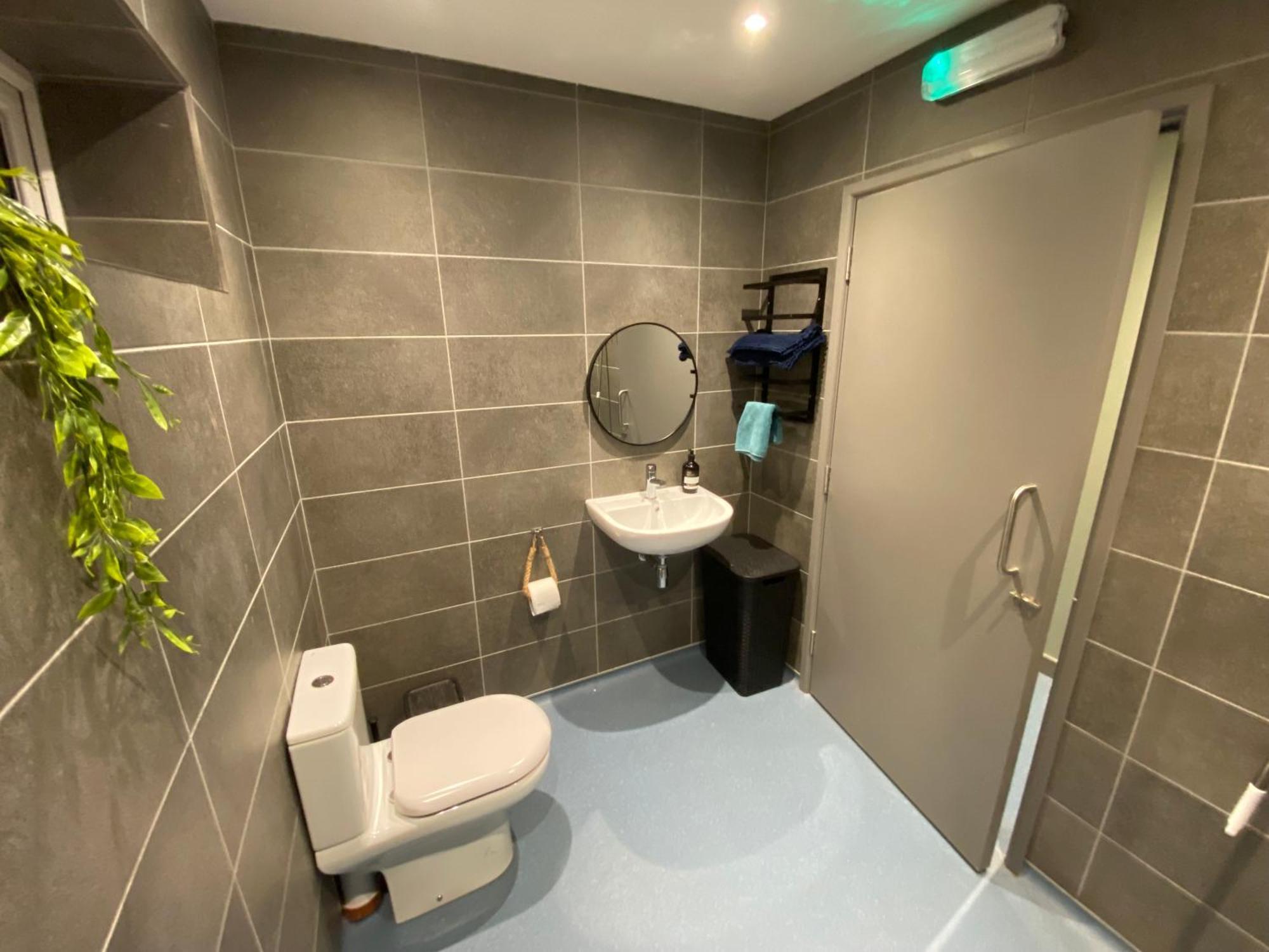 Unique Sheperds Hut Private Hot Tub, Ensuite & Kitchenette Clodock Ngoại thất bức ảnh