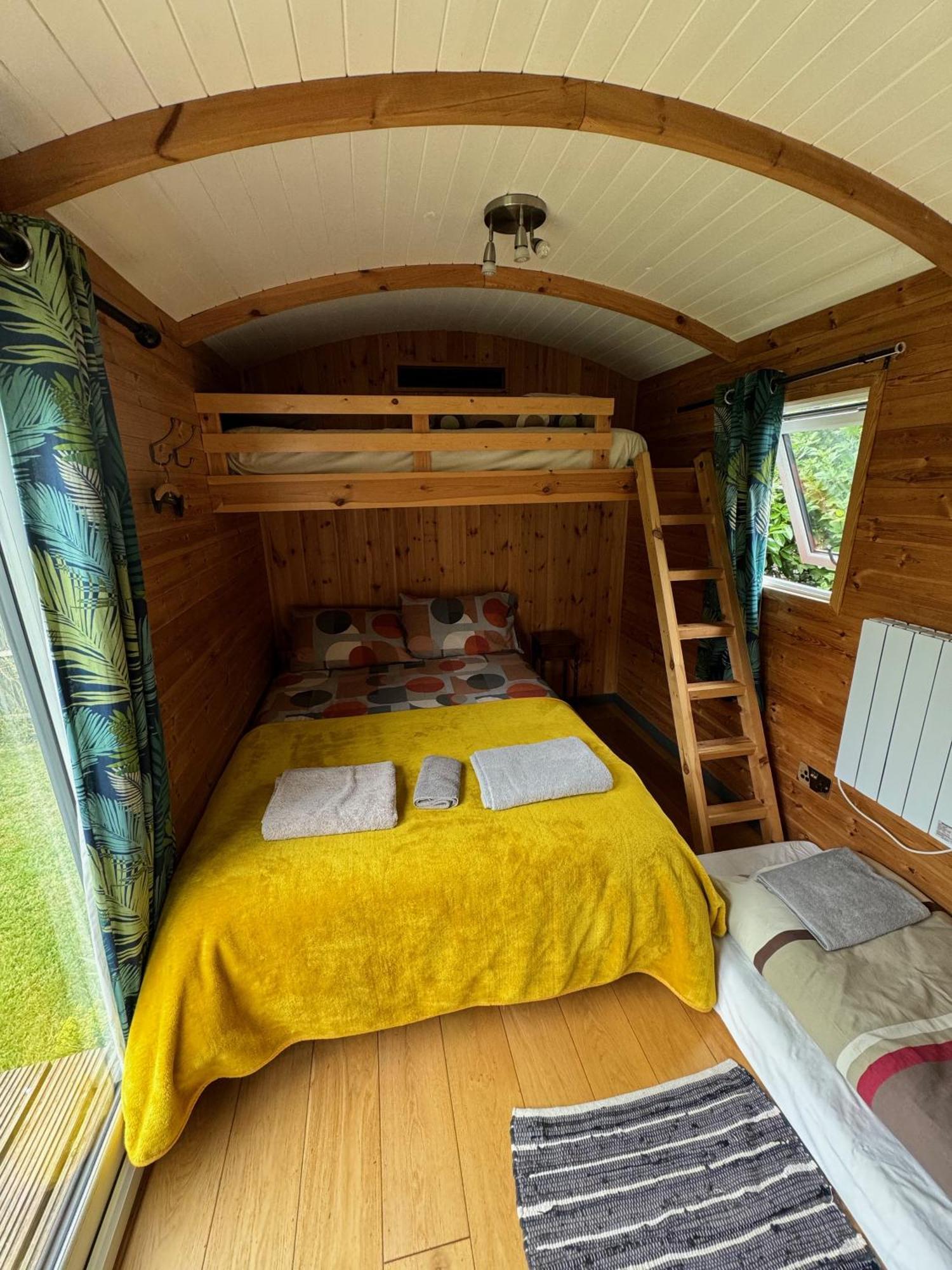 Unique Sheperds Hut Private Hot Tub, Ensuite & Kitchenette Clodock Ngoại thất bức ảnh