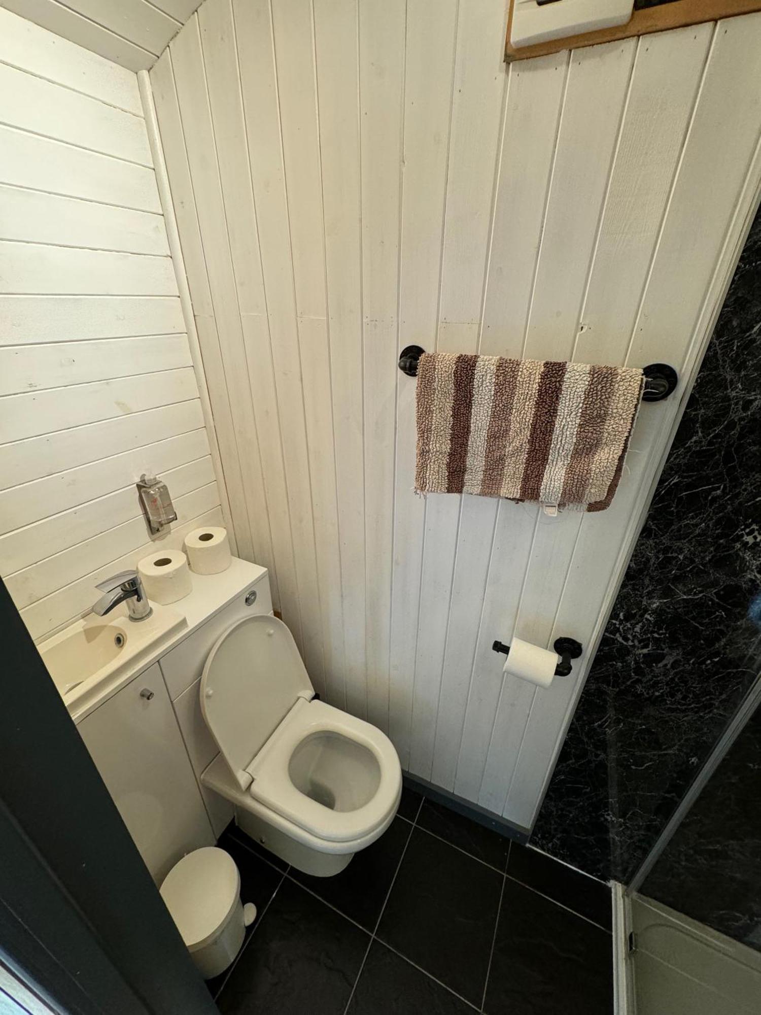 Unique Sheperds Hut Private Hot Tub, Ensuite & Kitchenette Clodock Ngoại thất bức ảnh