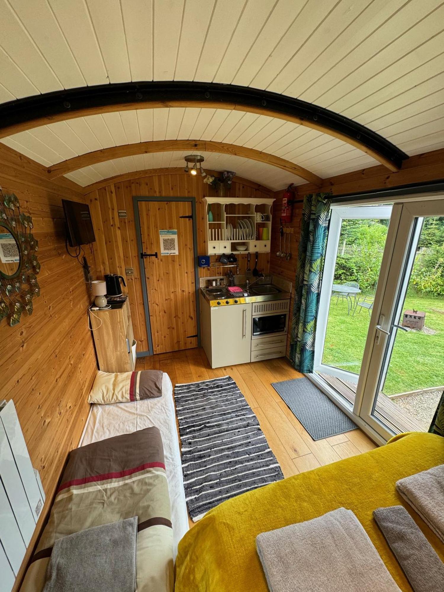 Unique Sheperds Hut Private Hot Tub, Ensuite & Kitchenette Clodock Ngoại thất bức ảnh
